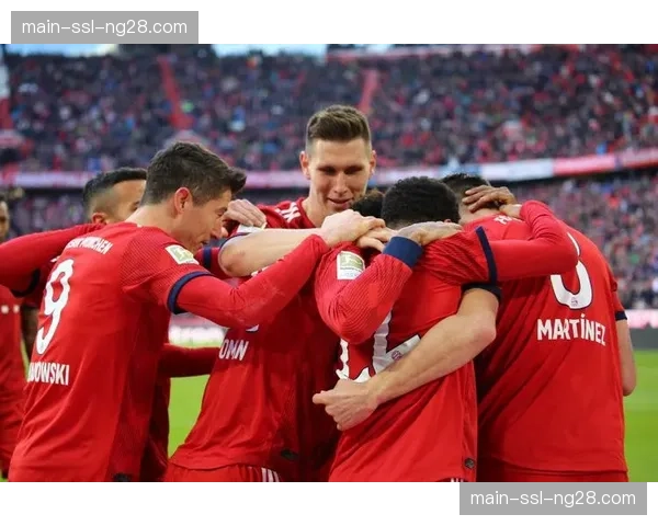 终场哨响，老将布斯克茨与莱万相拥，疑是告别之战