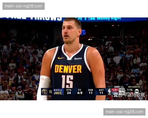 特写：掘金主场球迷通过手机AR应用，看到约基奇关键传球路线预测可视化