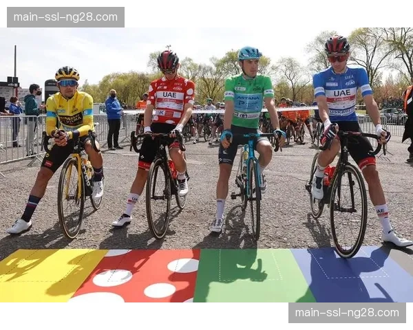 特写：环巴斯克地区冠军罗格利奇与家人在领奖台上的温情时刻